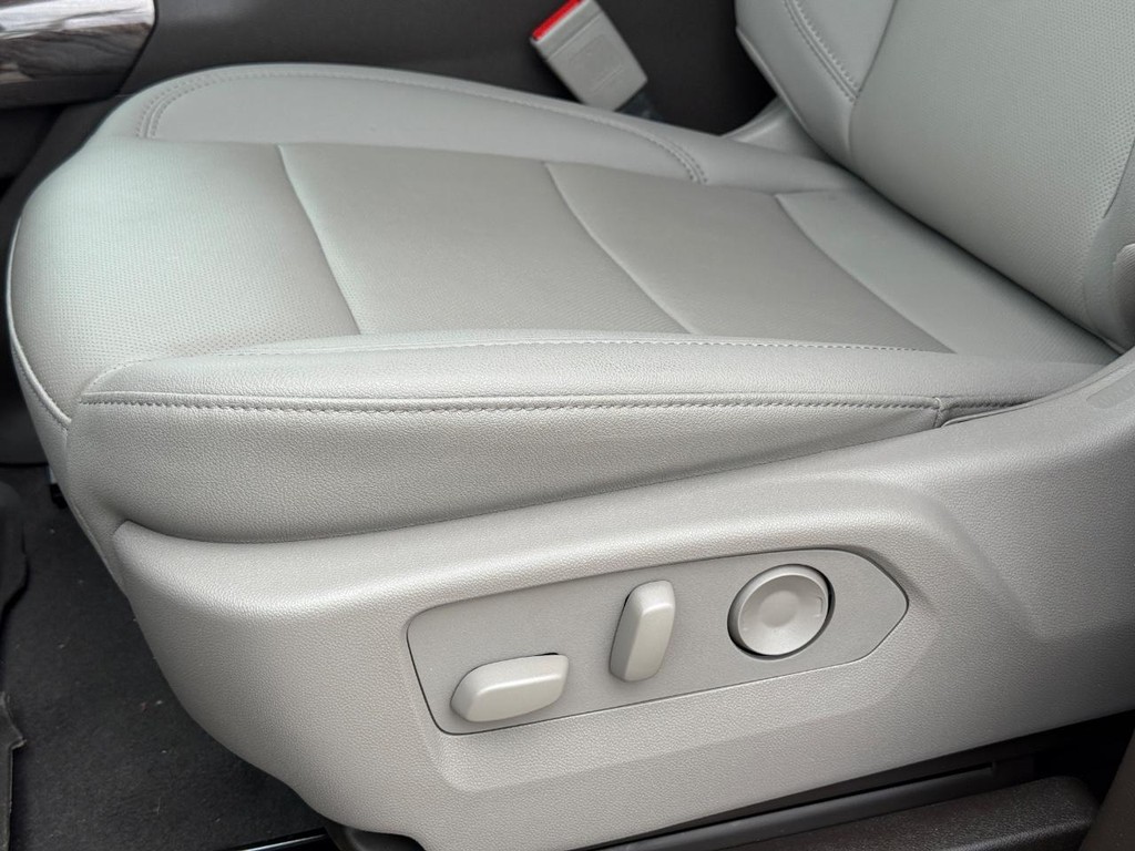 Chevrolet Silverado 2500HD Vehicle Full-screen Gallery Image 26