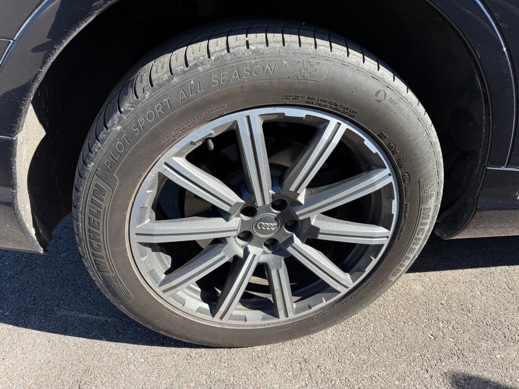 Audi Q7 Vehicle Full-screen Gallery Image 07