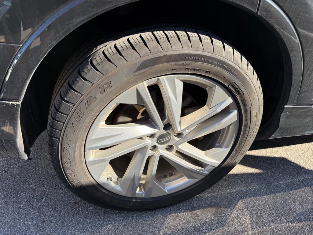 Audi Q7 Vehicle Full-screen Gallery Image 12