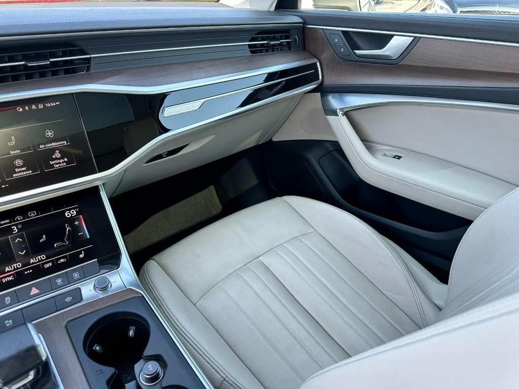 Audi A6 Sedan Vehicle Full-screen Gallery Image 16