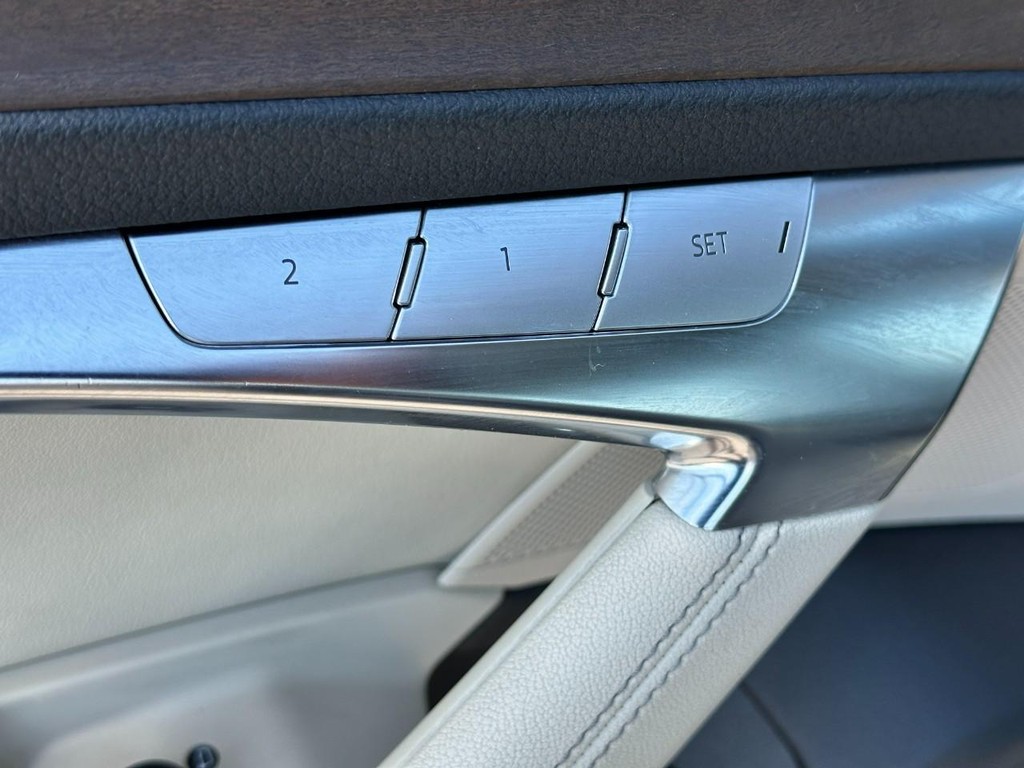 Audi A6 Sedan Vehicle Full-screen Gallery Image 17