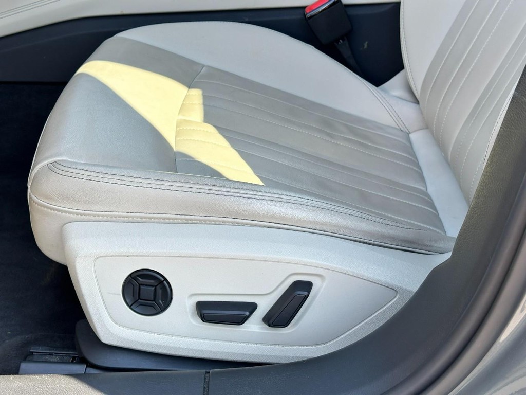 Audi A6 Sedan Vehicle Full-screen Gallery Image 18