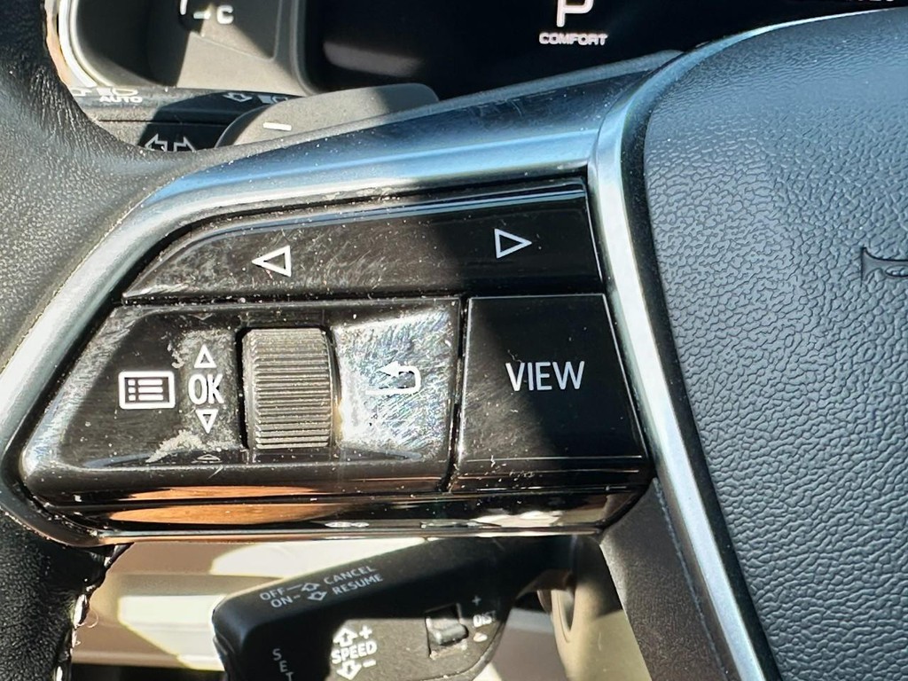 Audi A6 Sedan Vehicle Full-screen Gallery Image 19