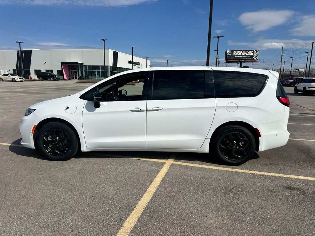 Chrysler Pacifica Vehicle Full-screen Gallery Image 02