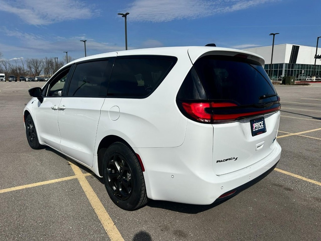 Chrysler Pacifica Vehicle Full-screen Gallery Image 03