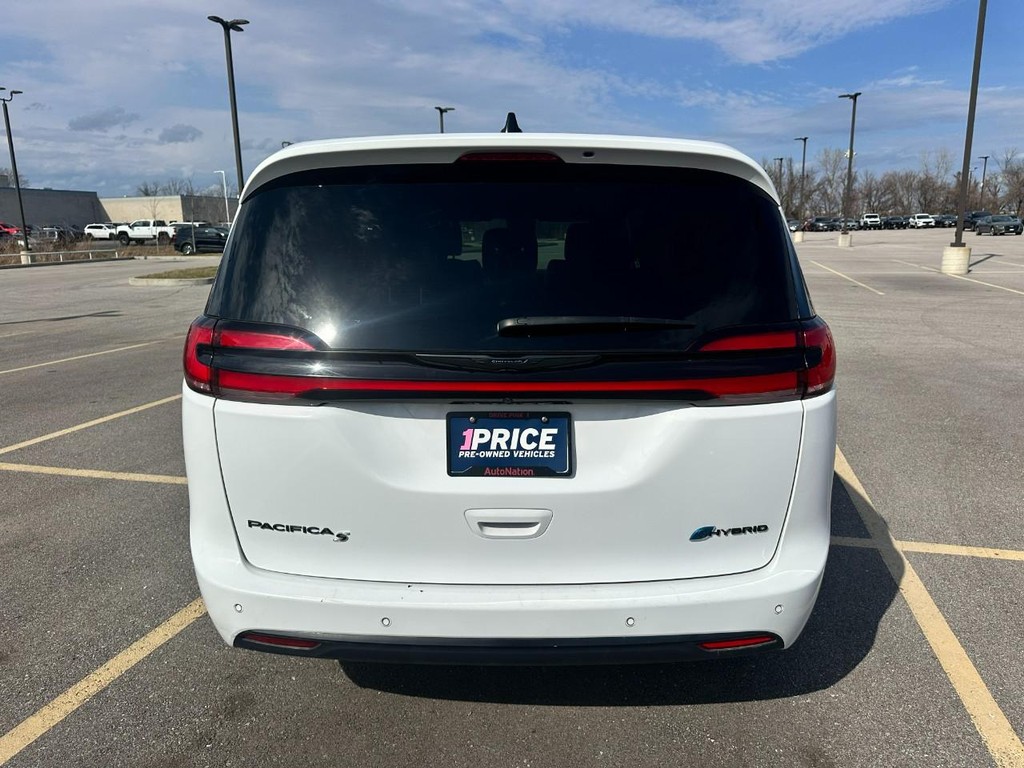 Chrysler Pacifica Vehicle Full-screen Gallery Image 04
