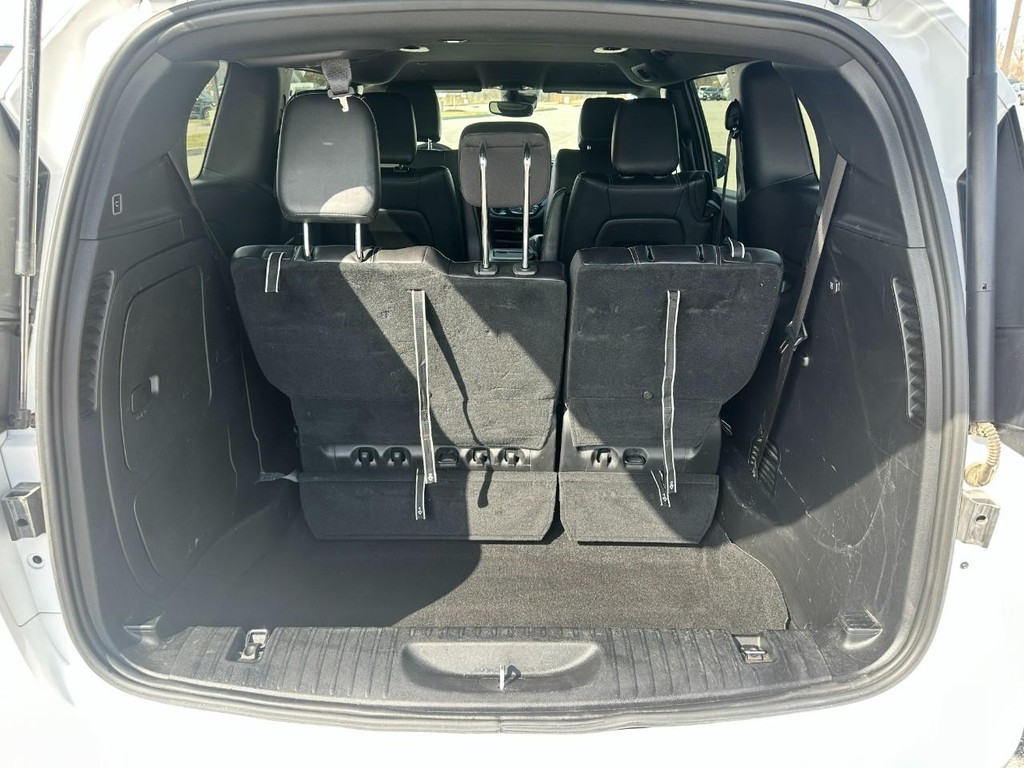 Chrysler Pacifica Vehicle Full-screen Gallery Image 05
