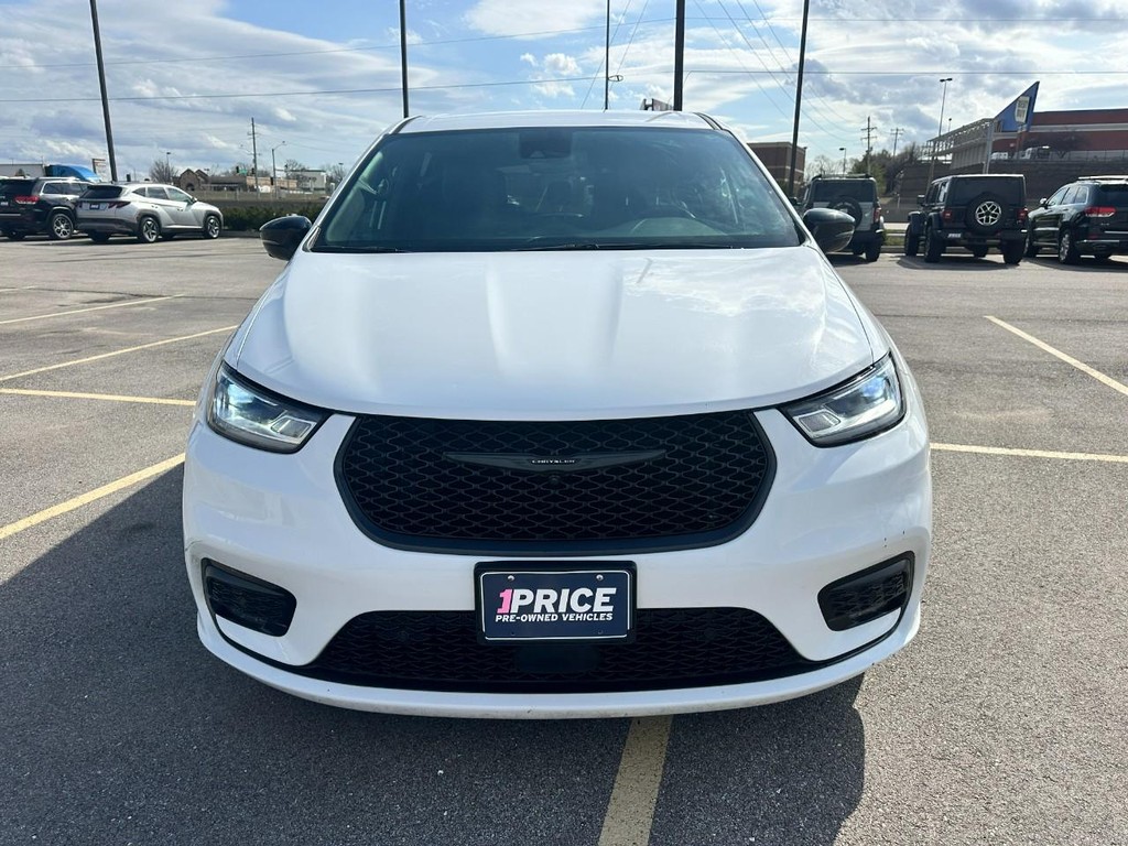 Chrysler Pacifica Vehicle Full-screen Gallery Image 09