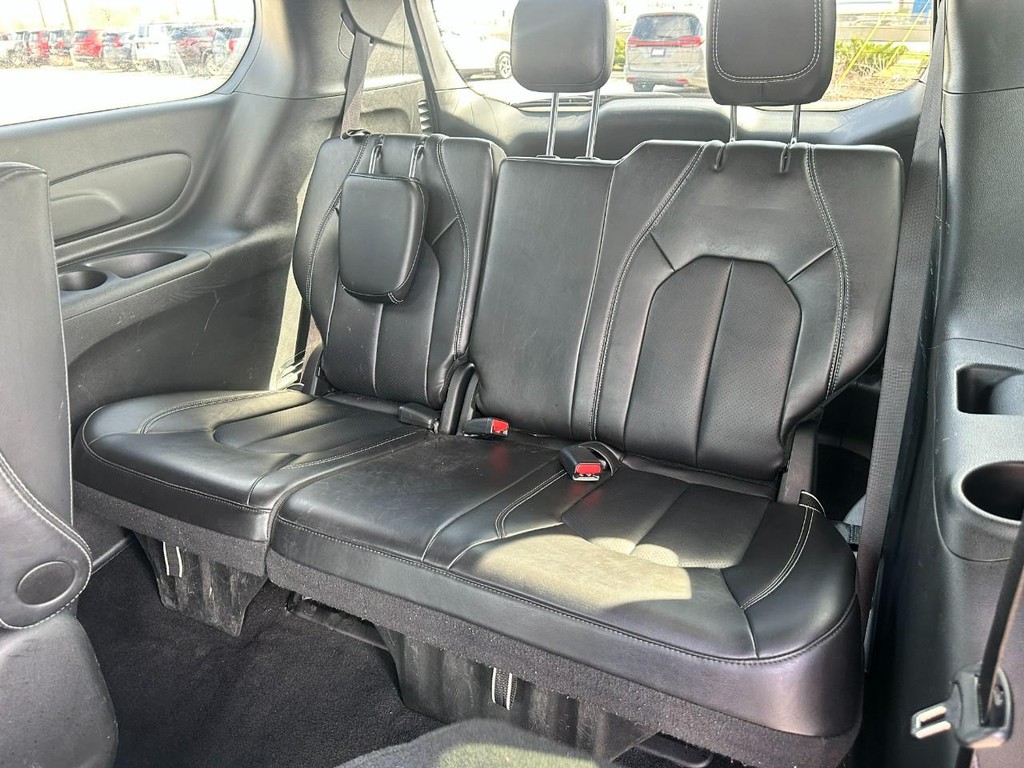 Chrysler Pacifica Vehicle Full-screen Gallery Image 10