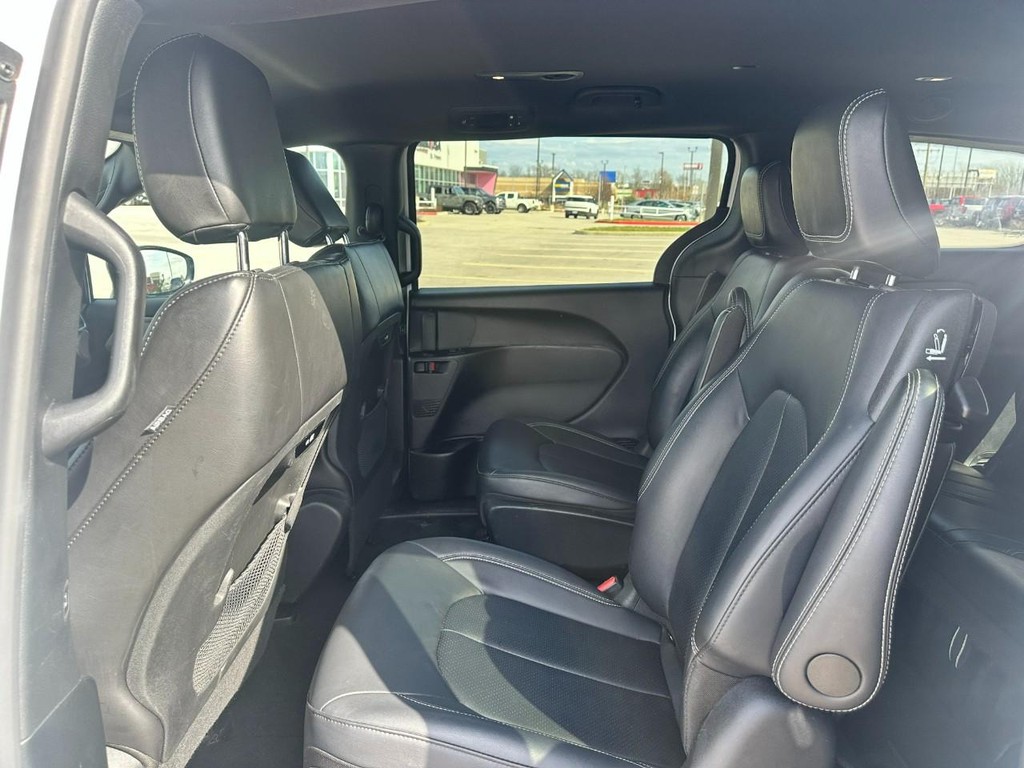 Chrysler Pacifica Vehicle Full-screen Gallery Image 11