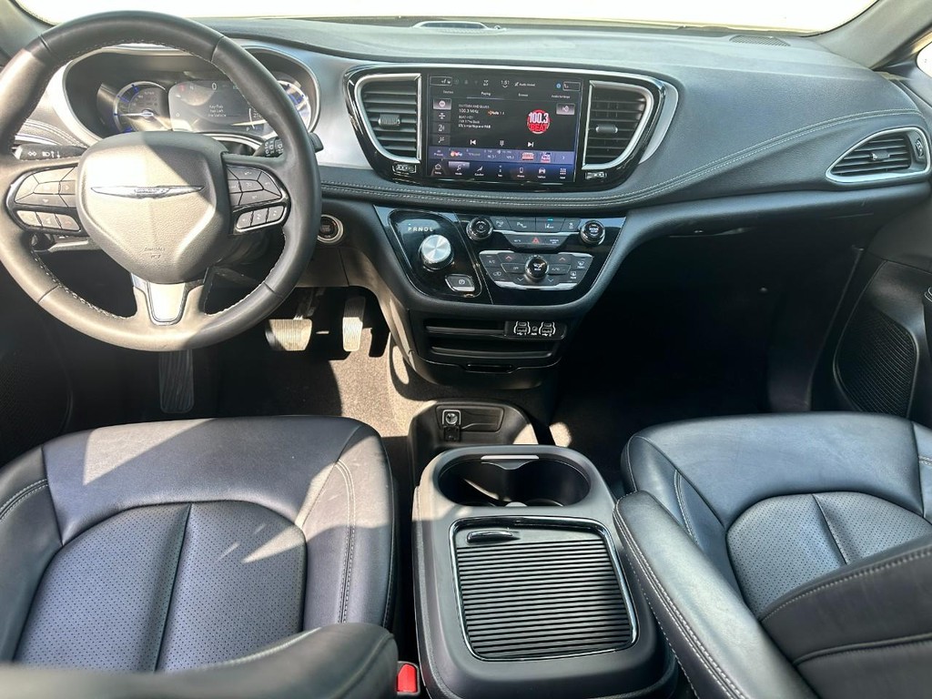 Chrysler Pacifica Vehicle Full-screen Gallery Image 12