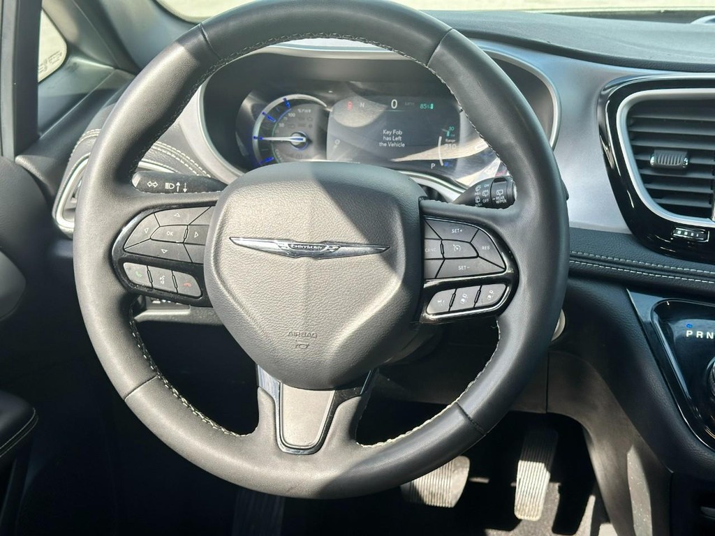 Chrysler Pacifica Vehicle Full-screen Gallery Image 13
