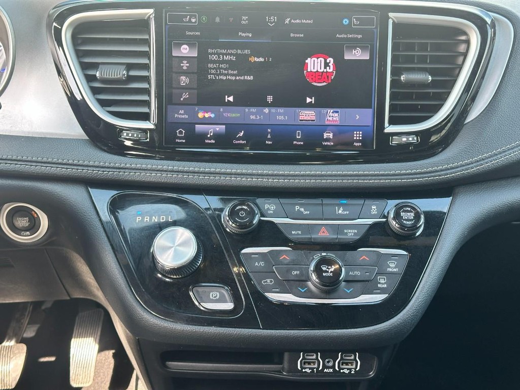 Chrysler Pacifica Vehicle Full-screen Gallery Image 14