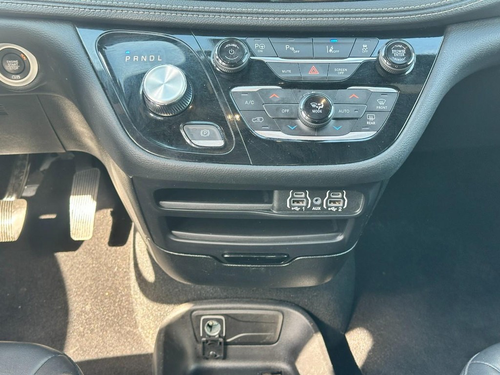 Chrysler Pacifica Vehicle Full-screen Gallery Image 15