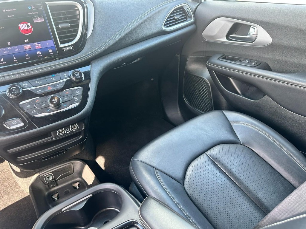 Chrysler Pacifica Vehicle Full-screen Gallery Image 16
