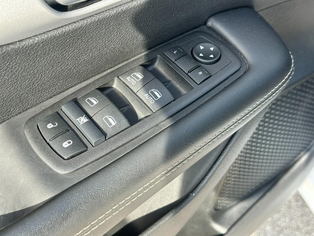 Chrysler Pacifica Vehicle Full-screen Gallery Image 17