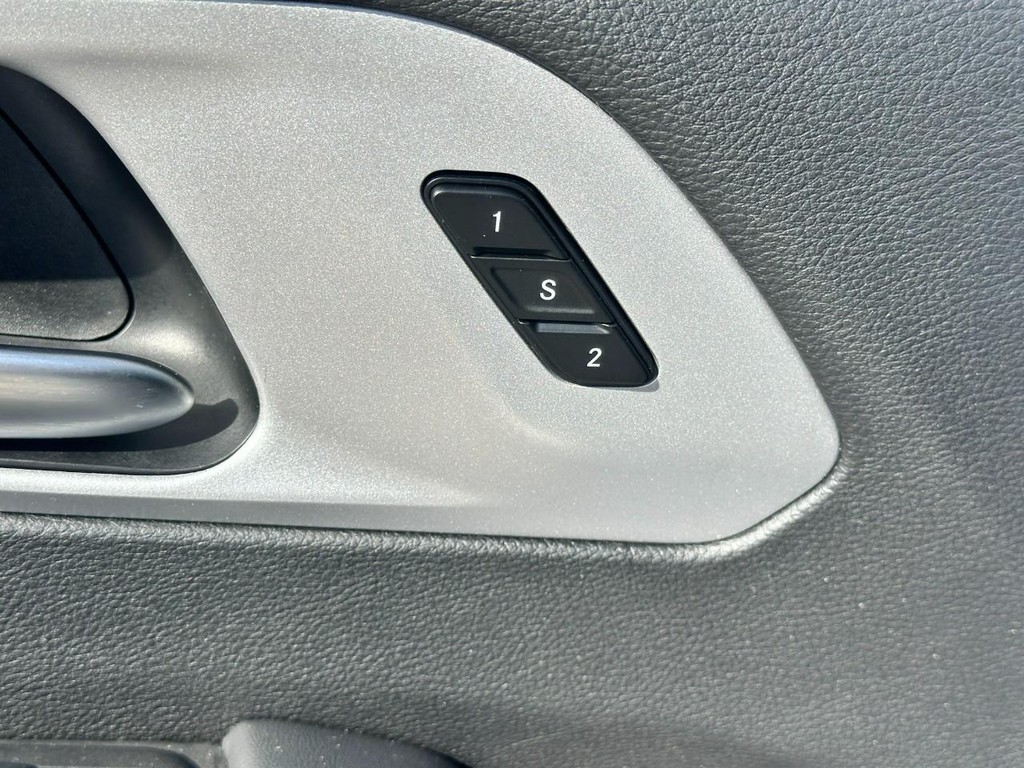 Chrysler Pacifica Vehicle Full-screen Gallery Image 18