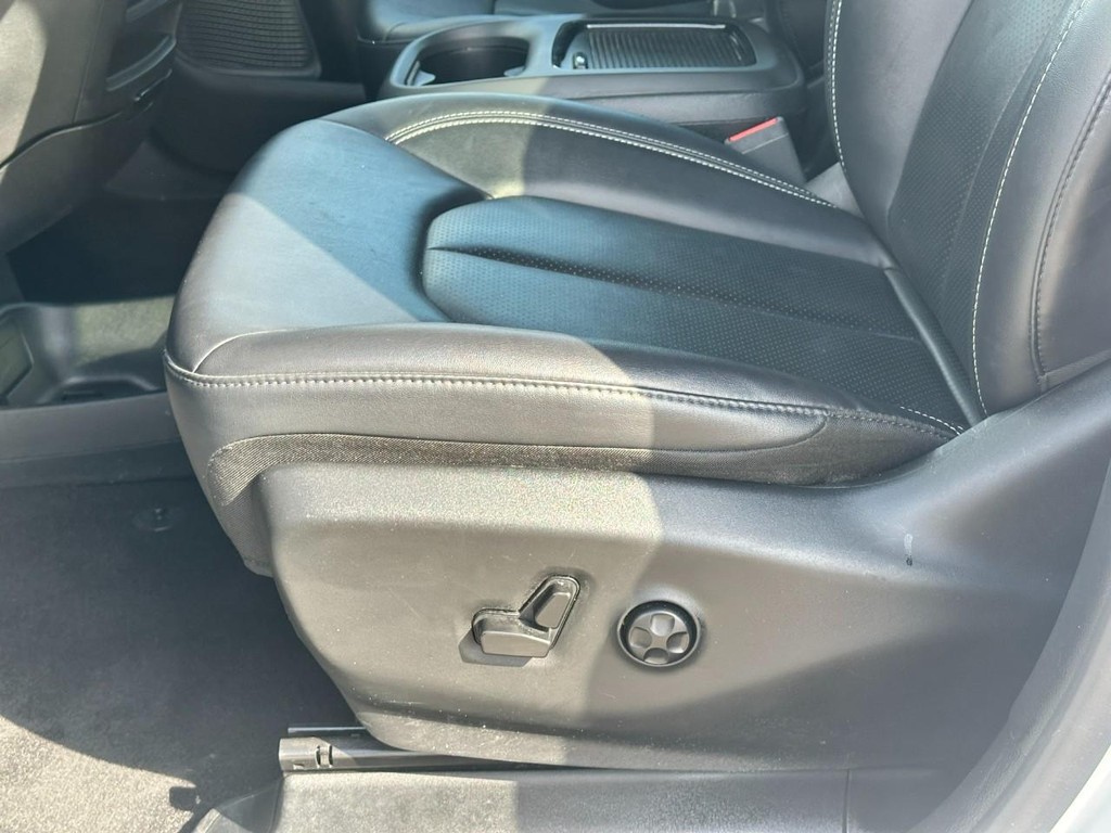 Chrysler Pacifica Vehicle Full-screen Gallery Image 19
