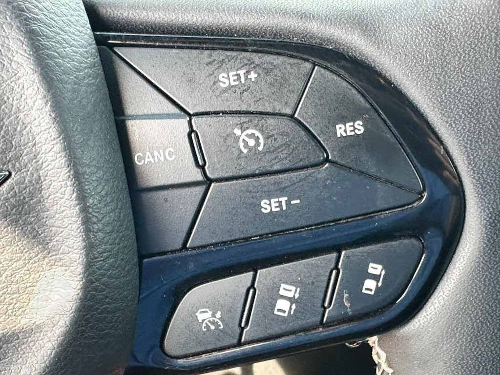 Chrysler Pacifica Vehicle Full-screen Gallery Image 21