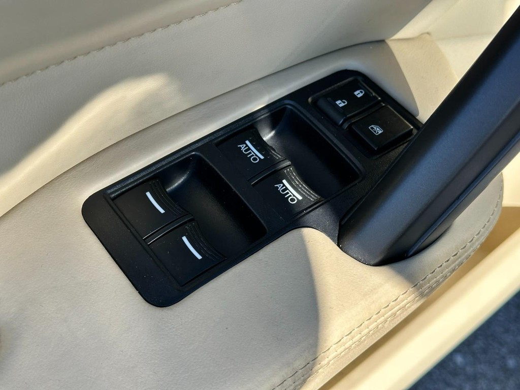 Acura TL Vehicle Full-screen Gallery Image 17