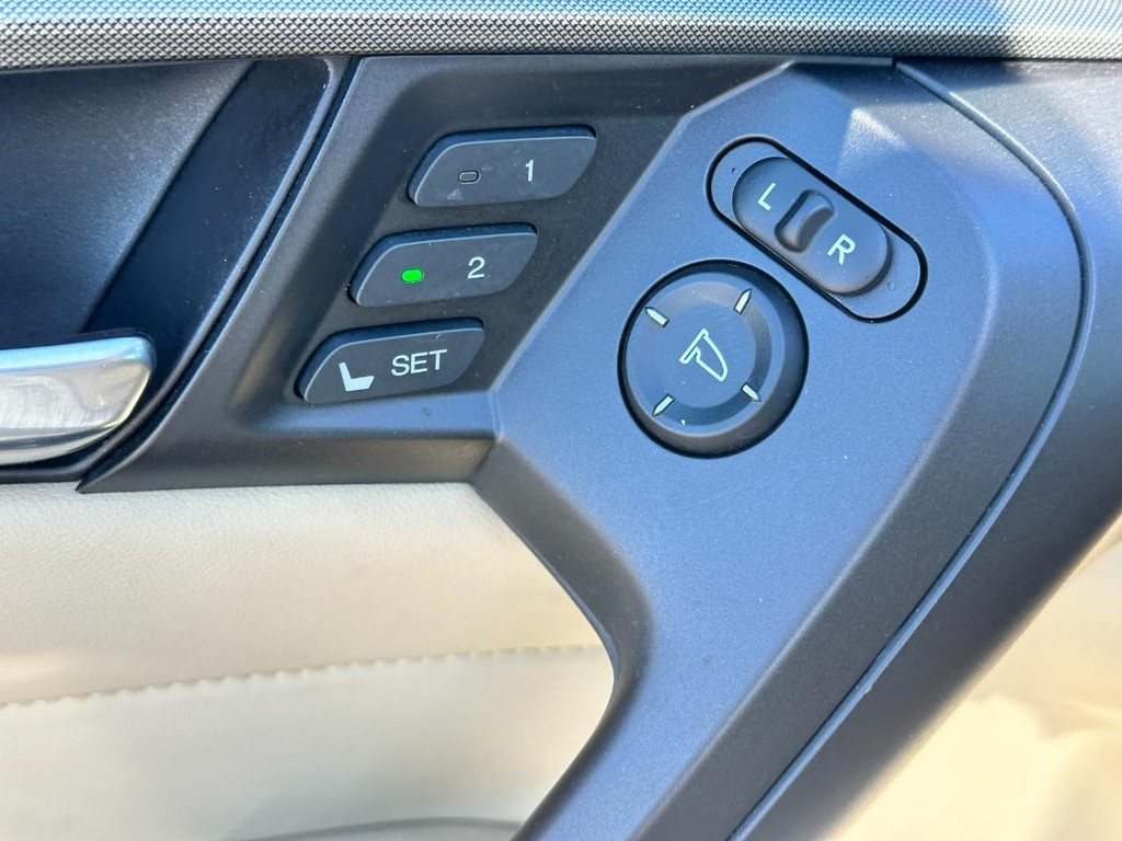 Acura TL Vehicle Full-screen Gallery Image 18