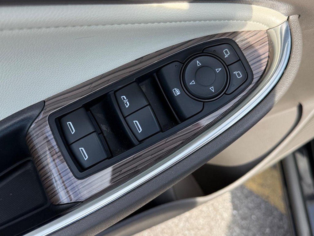 Chevrolet Malibu Vehicle Full-screen Gallery Image 16