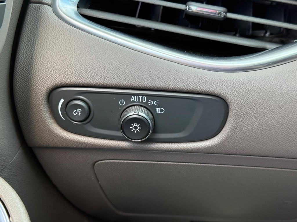 Chevrolet Malibu Vehicle Full-screen Gallery Image 23