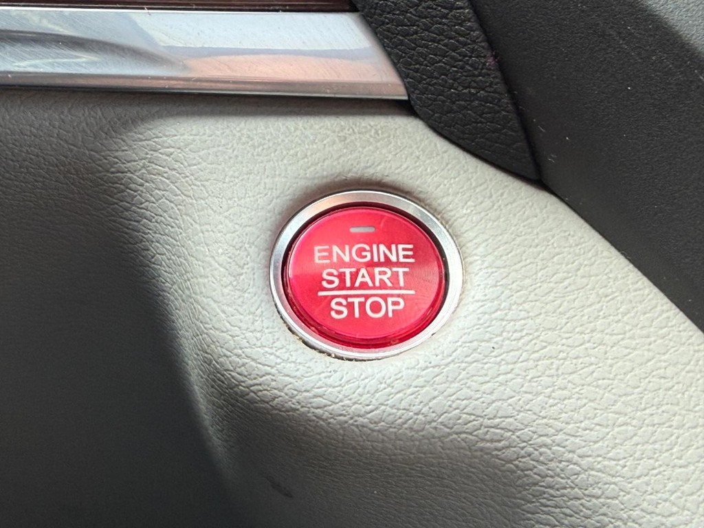 Acura MDX Vehicle Full-screen Gallery Image 17