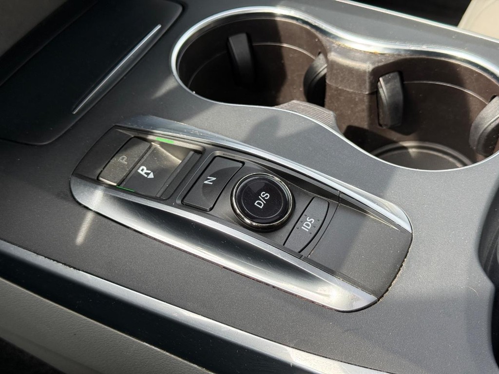 Acura MDX Vehicle Full-screen Gallery Image 22