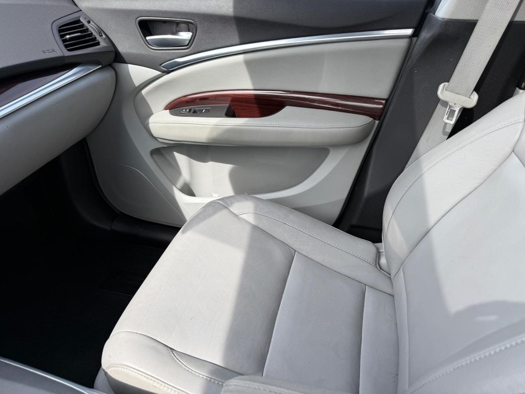 Acura MDX Vehicle Full-screen Gallery Image 23