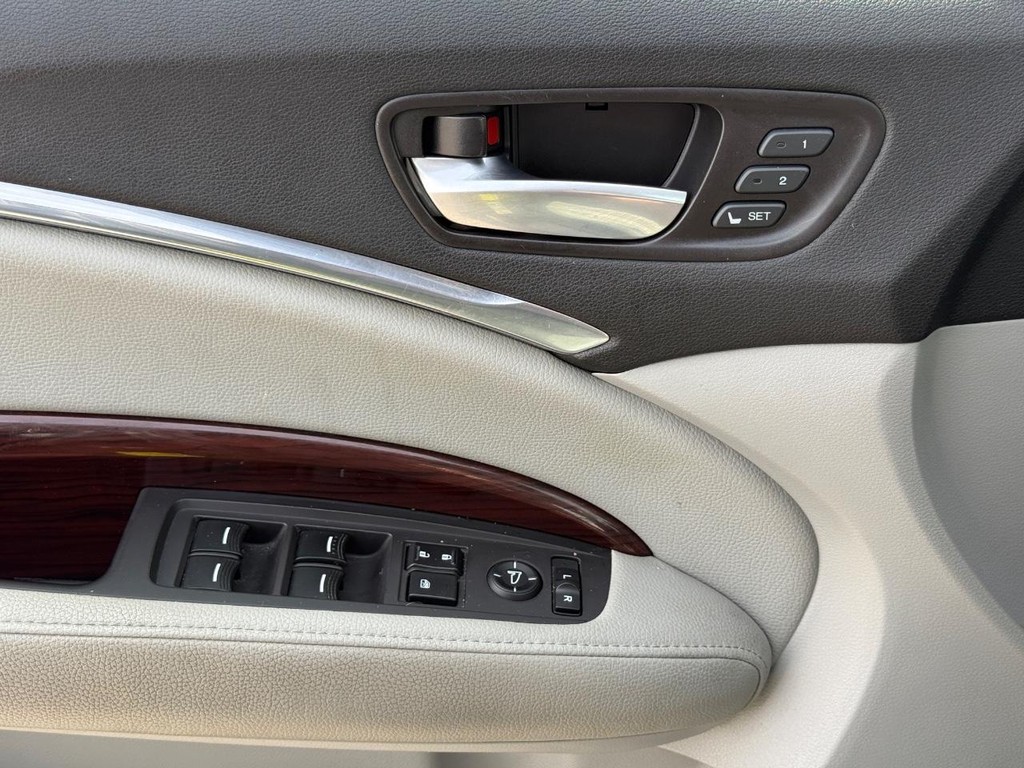 Acura MDX Vehicle Full-screen Gallery Image 26