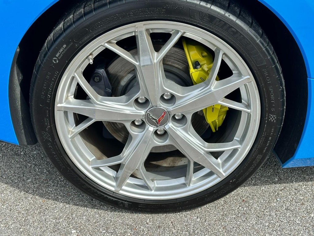 Chevrolet Corvette Vehicle Full-screen Gallery Image 06