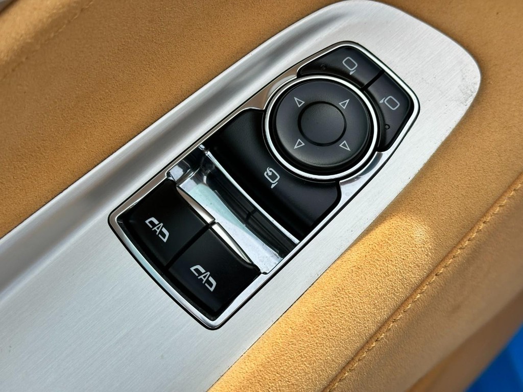 Chevrolet Corvette Vehicle Full-screen Gallery Image 14