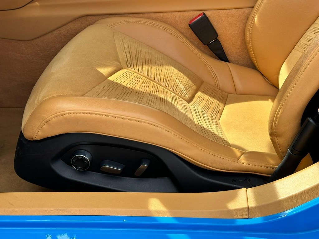 Chevrolet Corvette Vehicle Full-screen Gallery Image 16