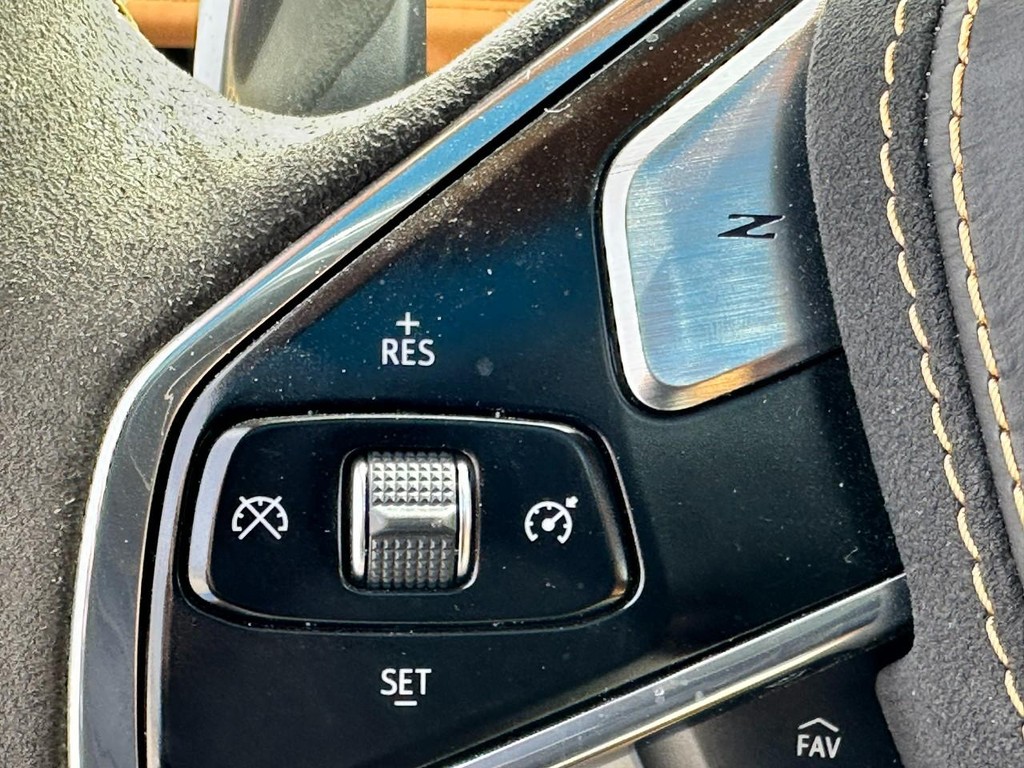 Chevrolet Corvette Vehicle Full-screen Gallery Image 17