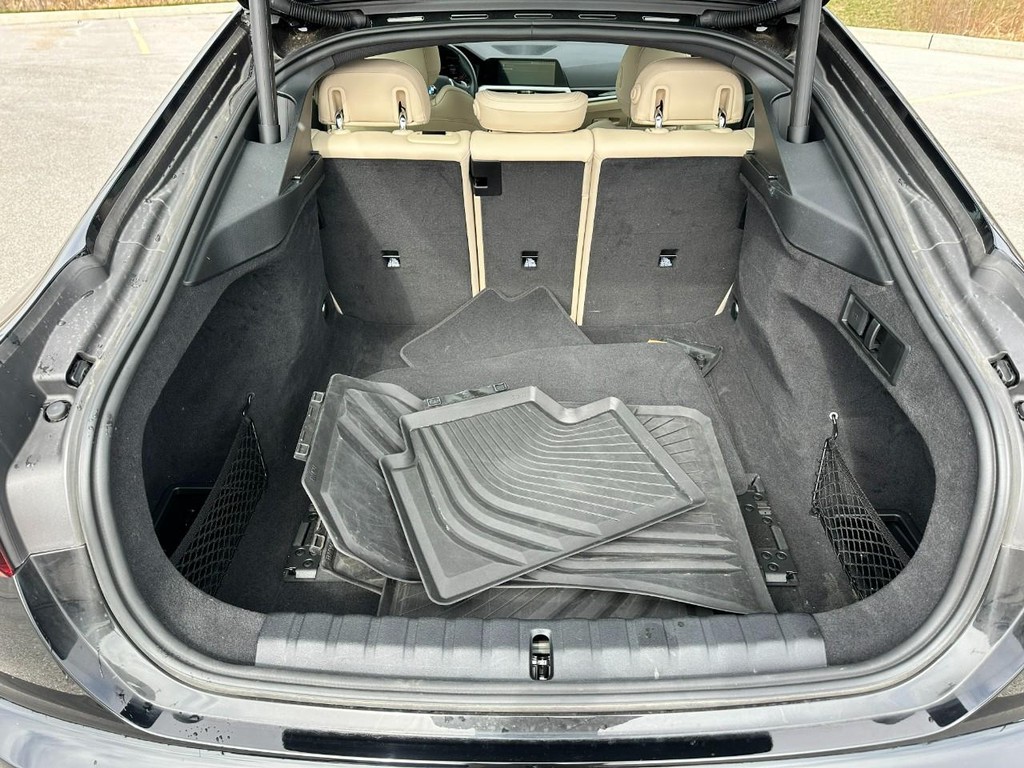 BMW 4 Series Vehicle Full-screen Gallery Image 05