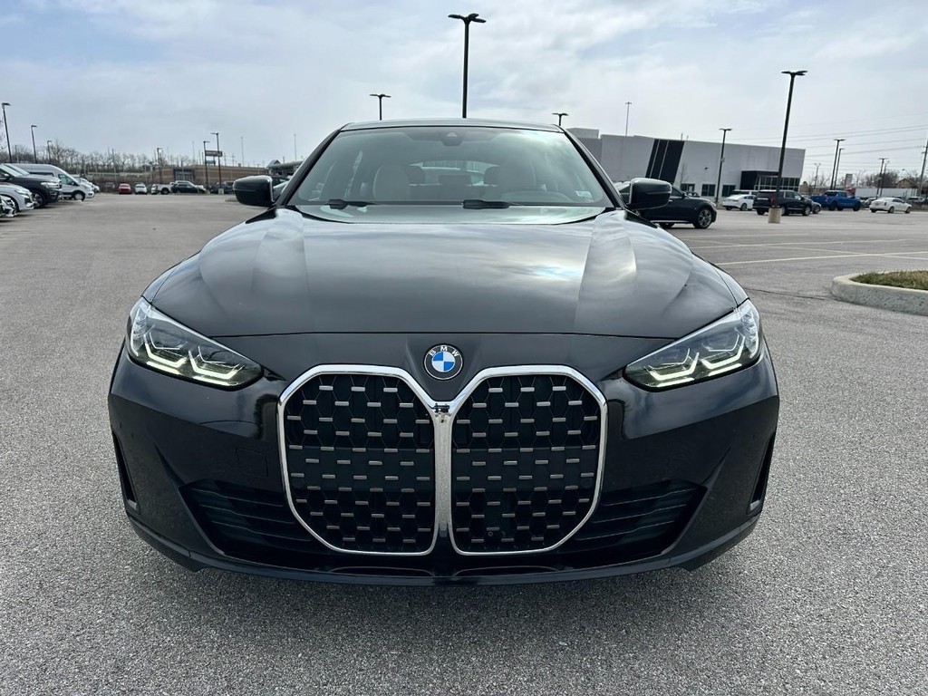 BMW 4 Series Vehicle Full-screen Gallery Image 09