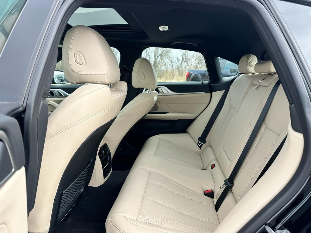 BMW 4 Series Vehicle Full-screen Gallery Image 10