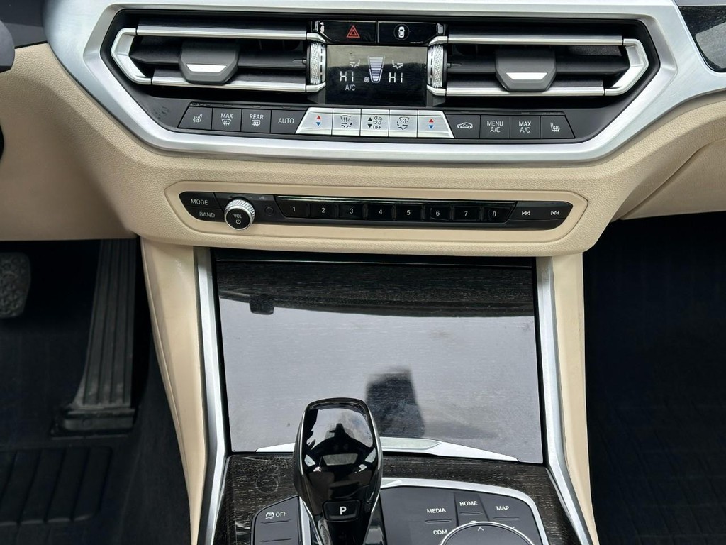 BMW 4 Series Vehicle Full-screen Gallery Image 15