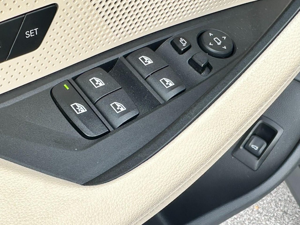 BMW 4 Series Vehicle Full-screen Gallery Image 18