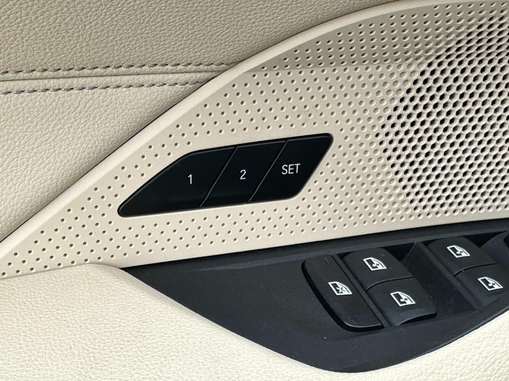 BMW 4 Series Vehicle Full-screen Gallery Image 19