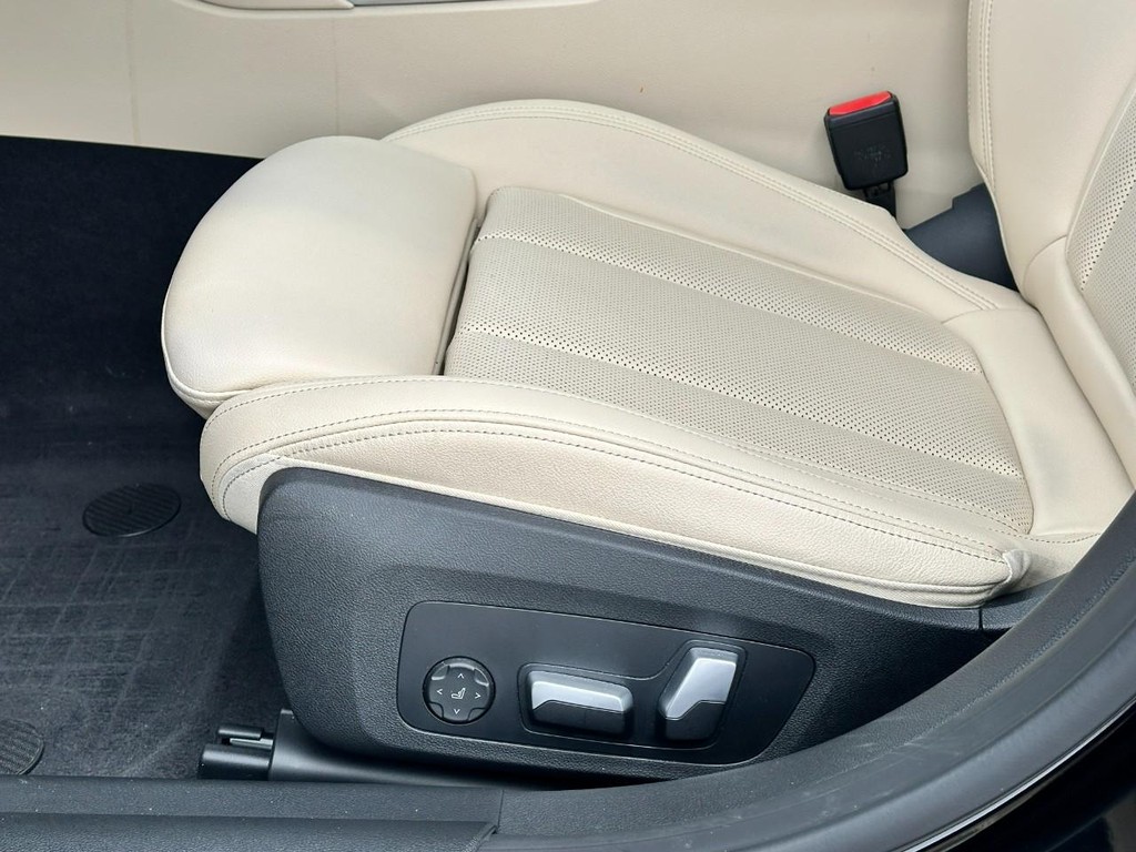 BMW 4 Series Vehicle Full-screen Gallery Image 20