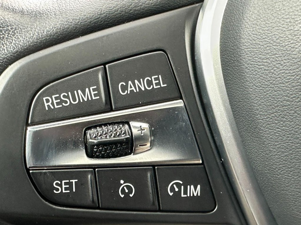 BMW 4 Series Vehicle Full-screen Gallery Image 21