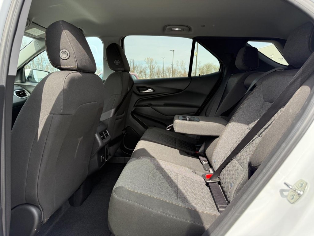 Chevrolet Equinox Vehicle Full-screen Gallery Image 10