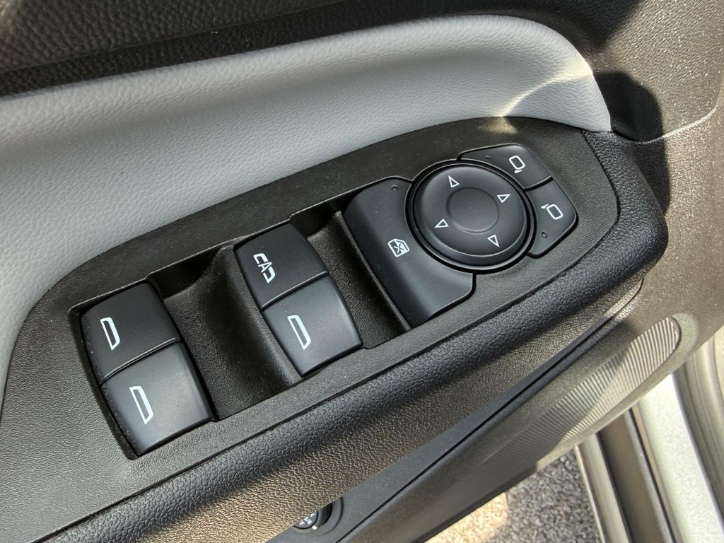 Chevrolet Equinox Vehicle Full-screen Gallery Image 16