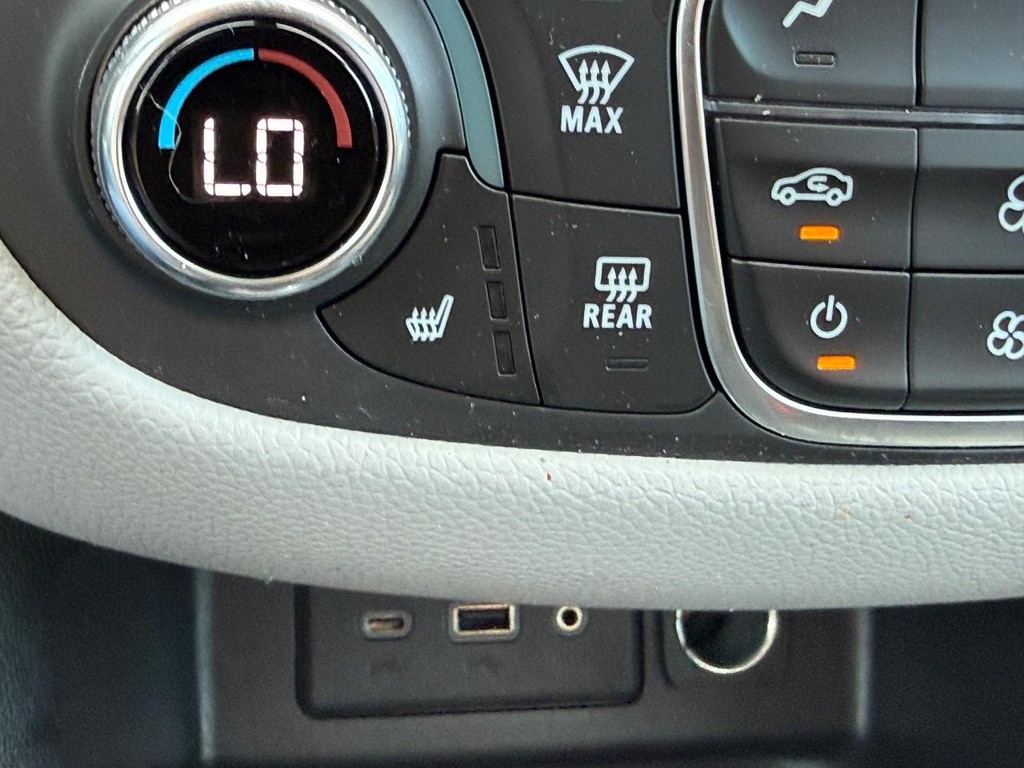 Chevrolet Equinox Vehicle Full-screen Gallery Image 23