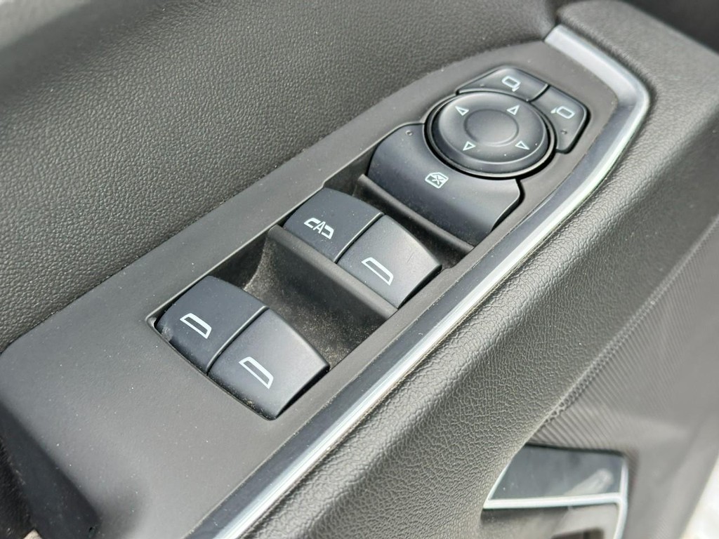 Chevrolet Silverado 1500 Vehicle Full-screen Gallery Image 16