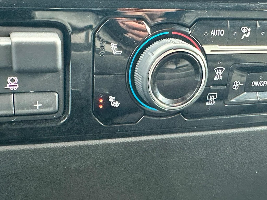 Chevrolet Silverado 1500 Vehicle Full-screen Gallery Image 21