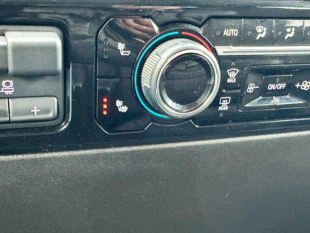 Chevrolet Silverado 1500 Vehicle Full-screen Gallery Image 21