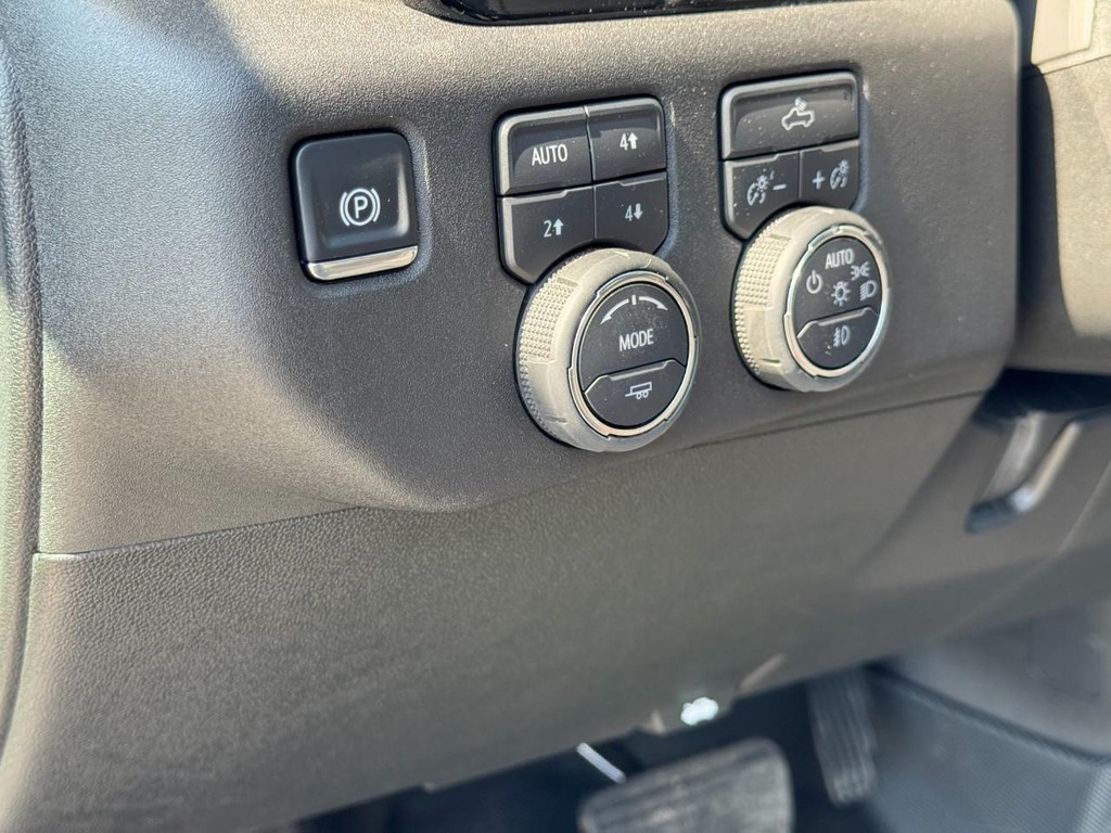 Chevrolet Silverado 1500 Vehicle Full-screen Gallery Image 17